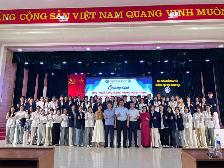 Gắn đào tạo với thực tiễn: Chương trình đào tạo kỹ năng và định hướng nghề nghiệp cho sinh viên Hàn Quốc học