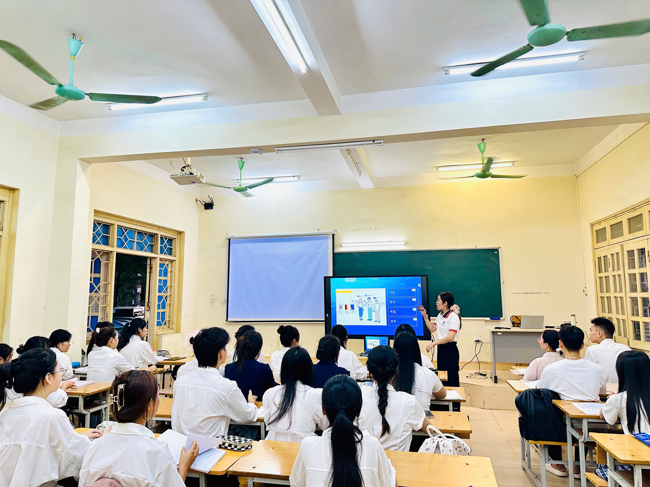 Bộ môn Hàn Quốc học tiếp tục triển khai vận hành lớp học thông minh KLASS dành cho sinh viên ngành Hàn Quốc học