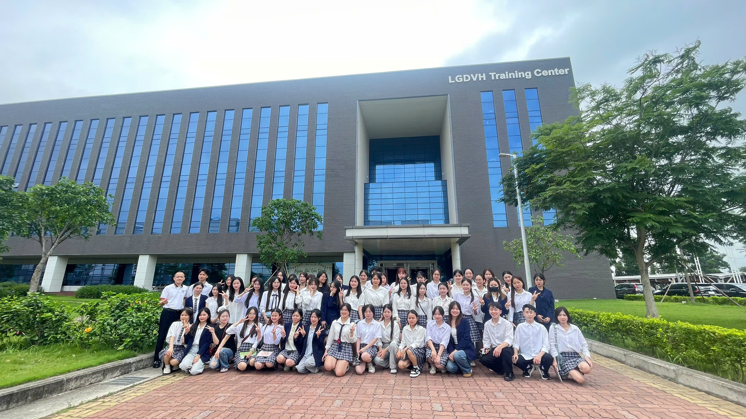 Sinh niên ngành Hàn Quốc học - TNUS tham quan thực tế tại công ty TNHH LG Display Việt Nam Hải Phòng