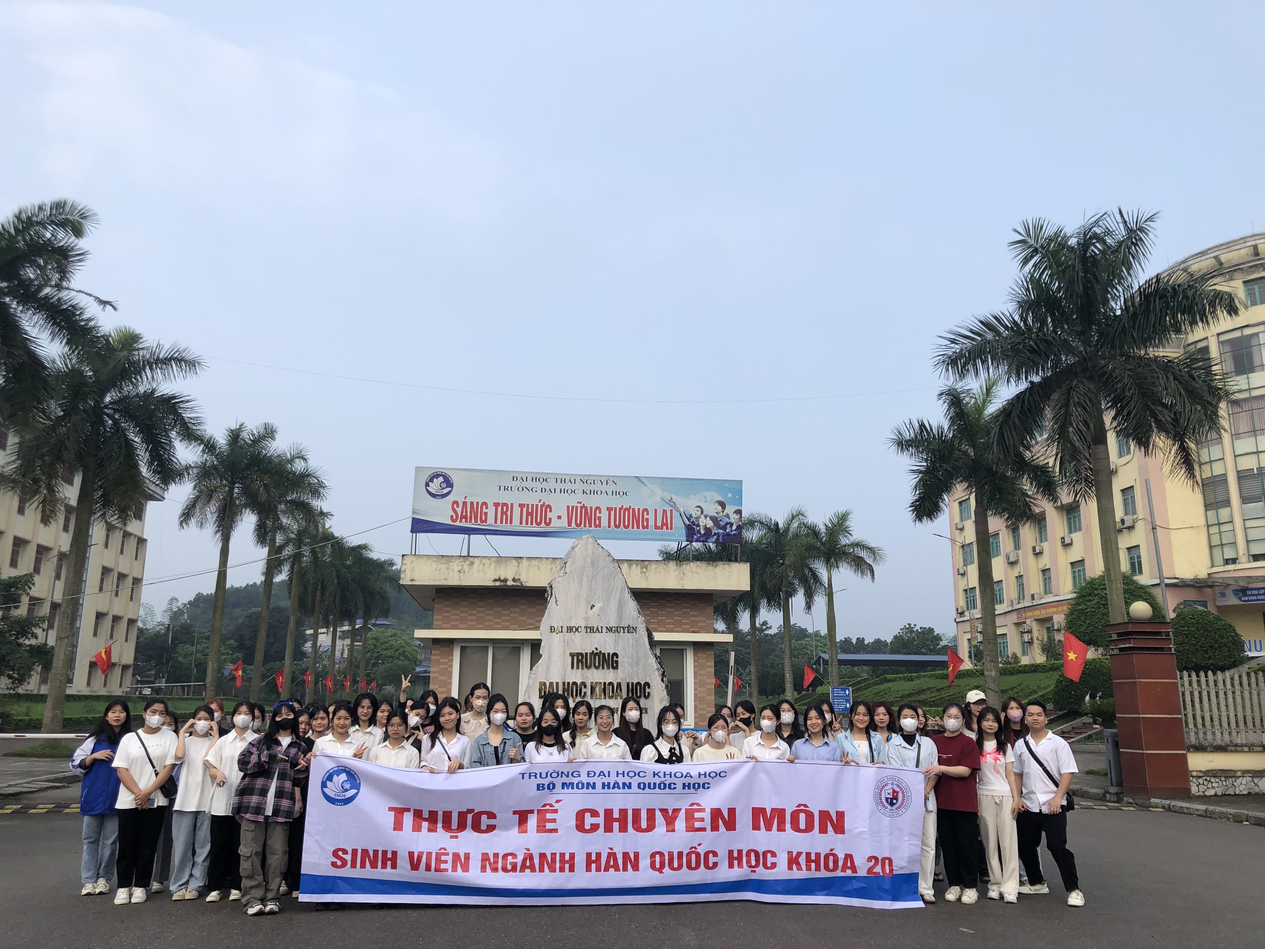 Chuyến thực tế doanh nghiệp đáng nhớ của sinh viên ngành Hàn Quốc học tại Công ty LG Display Việt Nam